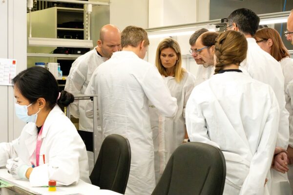 Biophotonik-Expertinnen und Experten zu Besuch bei Iftest