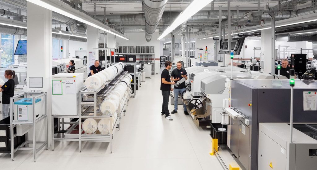 Produktionsraum von Iftest mit Mitarbeitende