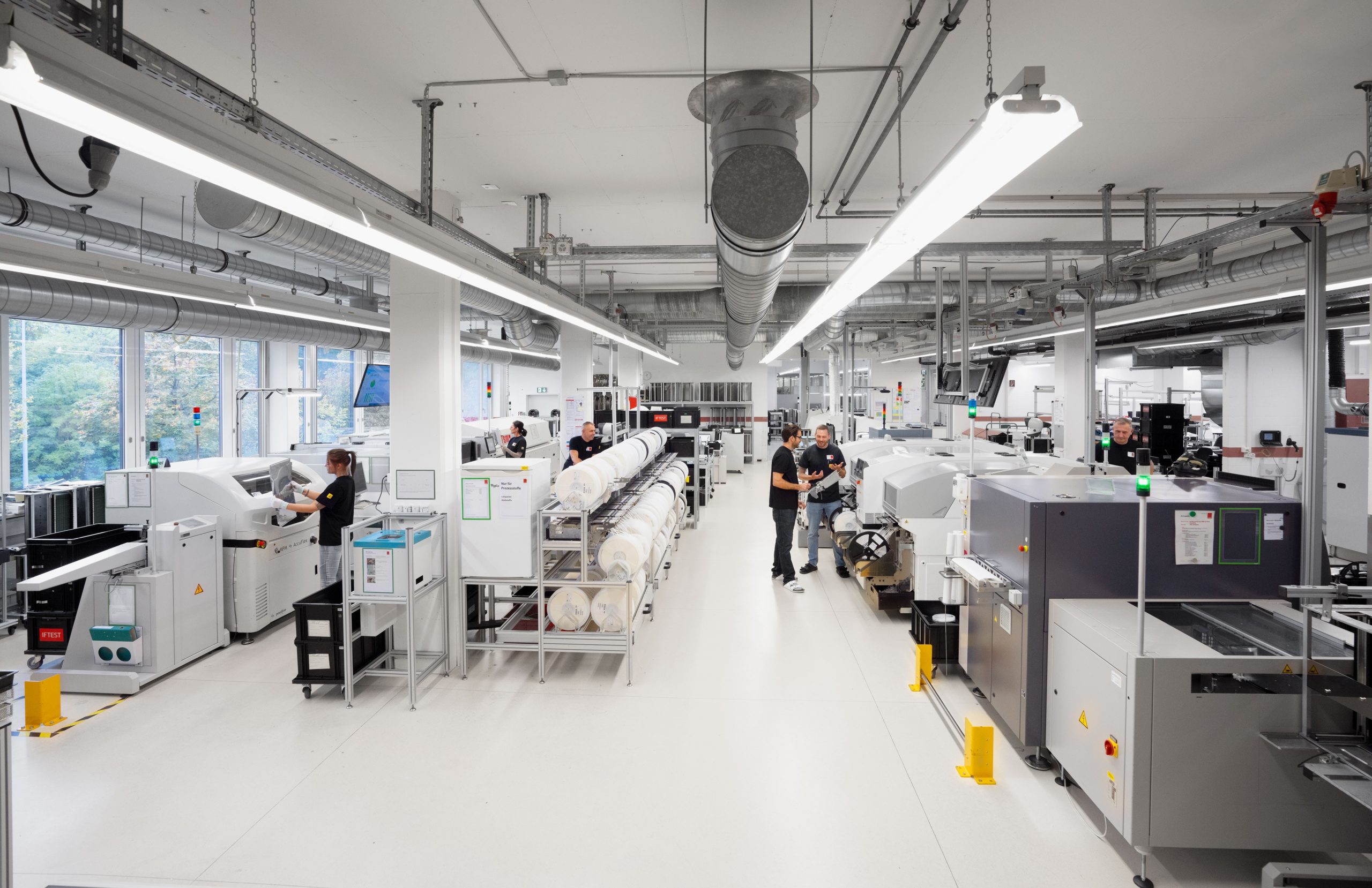Produktionsraum von Iftest mit Mitarbeitende